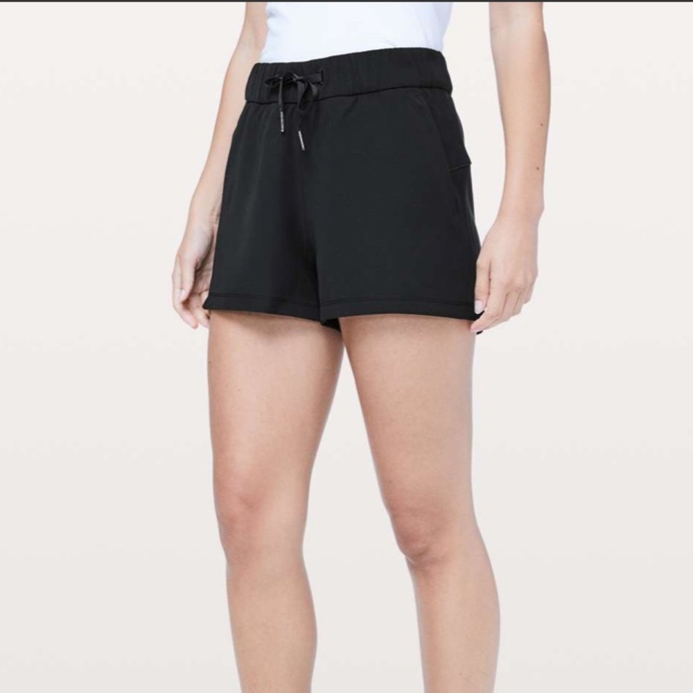 Lululemon On The Fly Short Woven Black 2.5” size 8